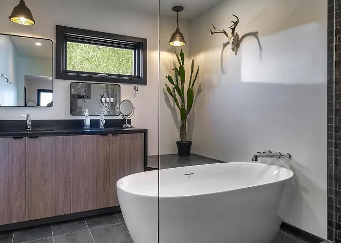 Holiday home Tu'nlii House Creekfront For 9 Hot Tub, Fire Pit, Secret Door *