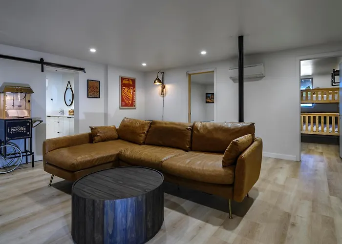 Tu'nlii House Creekfront For 9 Hot Tub, Fire Pit, Secret Door * Cornville