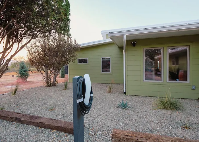 Tu'nlii House Creekfront For 9 Hot Tub, Fire Pit, Secret Door Holiday home